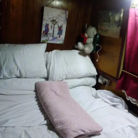 Rosie And Jim Retreat Lincoln Town Centre With A Hot Tub Hotel Exterior photo